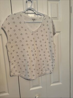Kismet White Short Sleeve Tee with Black Horseshoe Print